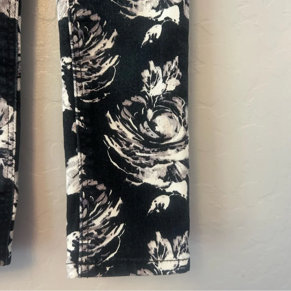 ⭐️Baby Gap black and white floral denim leggings size 4 years
